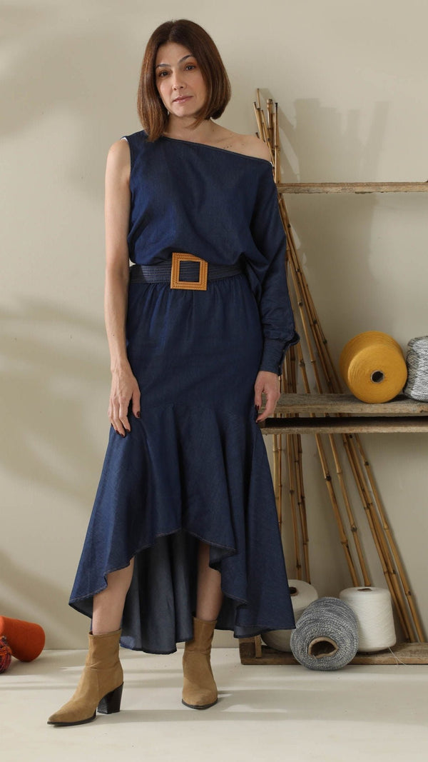 Vestido de una sola manga  larga y ruedo desigual.