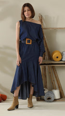 Vestido de una sola manga  larga y ruedo desigual.