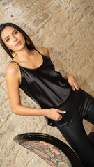 pantalón en cuero tech, bota tubo