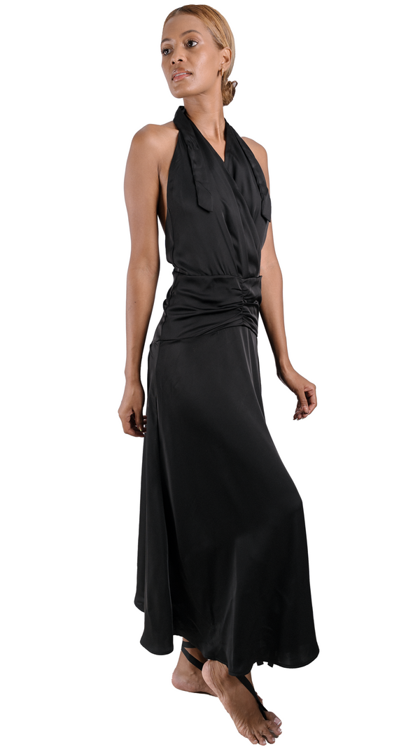Vestido negro halter drapeado